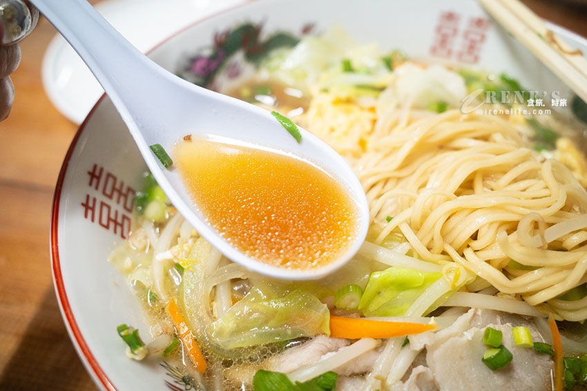 尾道商店街上的老字號尾道拉麵,人氣炒飯和自家製炸雞不可少,蔬菜拉麵可以吃到好多菜~ 尾道商店街上的老字號尾道拉麵,人氣炒飯和自家製炸雞不可少,蔬菜拉麵可以吃到好多菜~