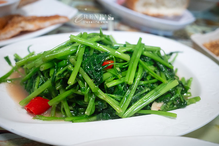 萬里平價份量足的南洋美食,未到尖峰時段就客滿,椒麻雞大到有夠誇張 萬里平價份量足的南洋美食,未到尖峰時段就客滿,椒麻雞大到有夠誇張