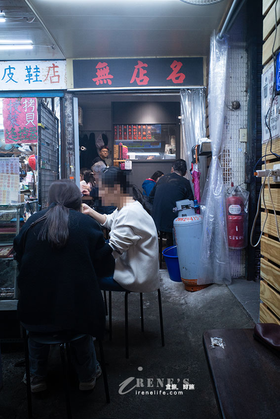 士林夜市無店名魷魚羹，超隱密的一間小店，外帶內用人氣夯