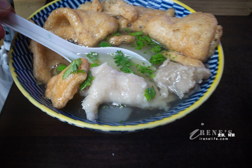 士林夜市無店名魷魚羹，超隱密的一間小店，外帶內用人氣夯