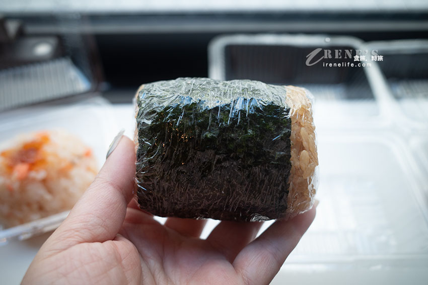 JR大宮站外平價口味多的飯糰專賣店，當地人上班前的第一站，包入半熟蛋好吃推推
