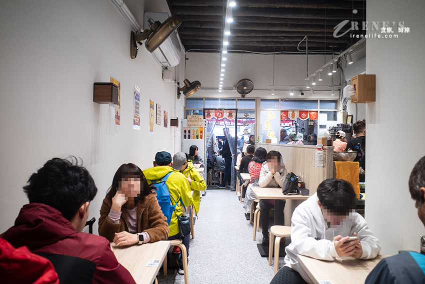 板橋湳雅夜市無名乾蚵進駐大稻埕！鮮蚵小卷鋪滿滿的的澎湃海鮮麵，牛菌菇滷肉飯也好吃