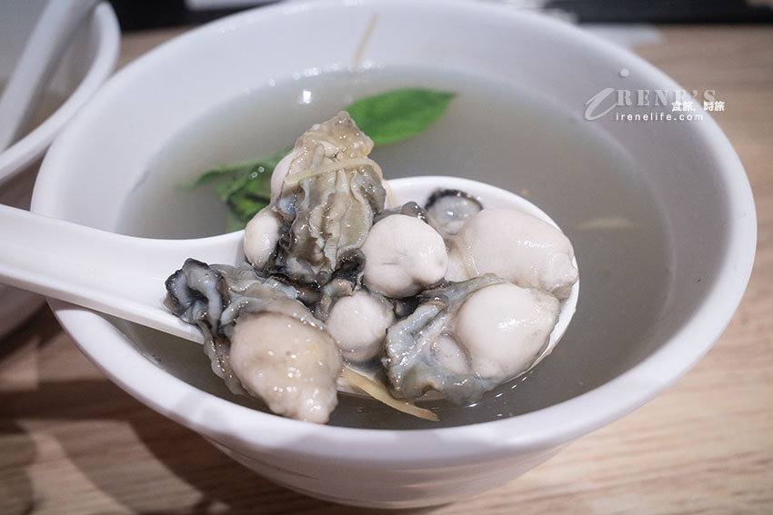 板橋湳雅夜市無名乾蚵進駐大稻埕！鮮蚵小卷鋪滿滿的的澎湃海鮮麵，牛菌菇滷肉飯也好吃