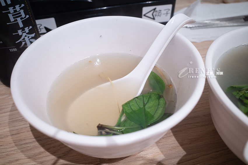 板橋湳雅夜市無名乾蚵進駐大稻埕！鮮蚵小卷鋪滿滿的的澎湃海鮮麵，牛菌菇滷肉飯也好吃