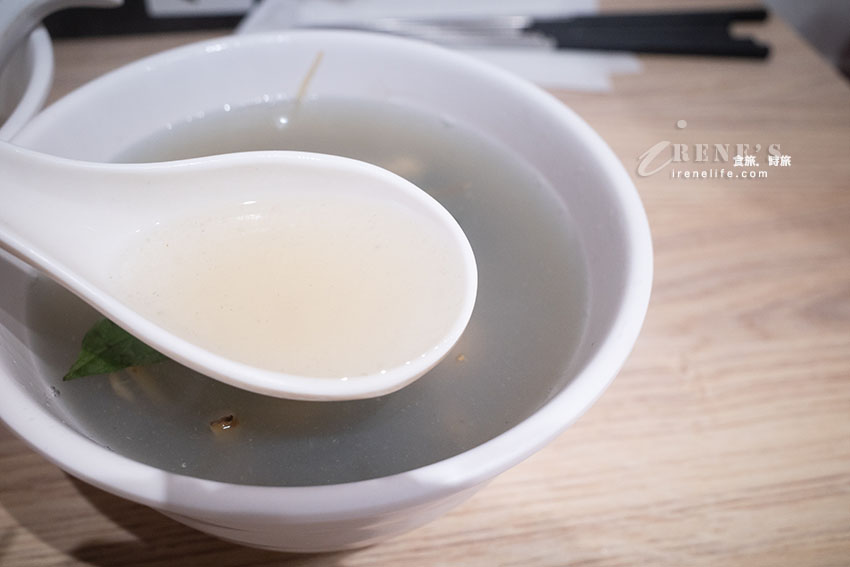 板橋湳雅夜市無名乾蚵進駐大稻埕！鮮蚵小卷鋪滿滿的的澎湃海鮮麵，牛菌菇滷肉飯也好吃