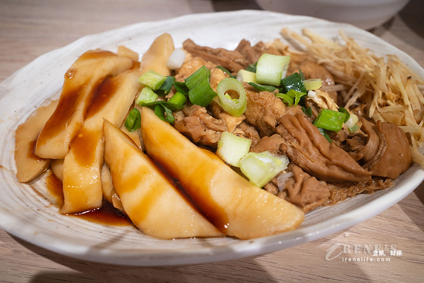 板橋湳雅夜市無名乾蚵進駐大稻埕！鮮蚵小卷鋪滿滿的的澎湃海鮮麵，牛菌菇滷肉飯也好吃