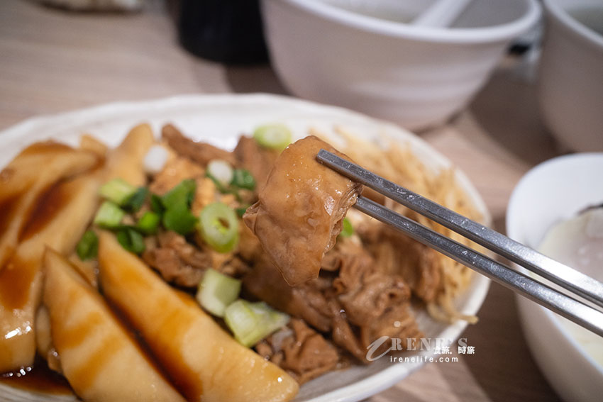 板橋湳雅夜市無名乾蚵進駐大稻埕！鮮蚵小卷鋪滿滿的的澎湃海鮮麵，牛菌菇滷肉飯也好吃