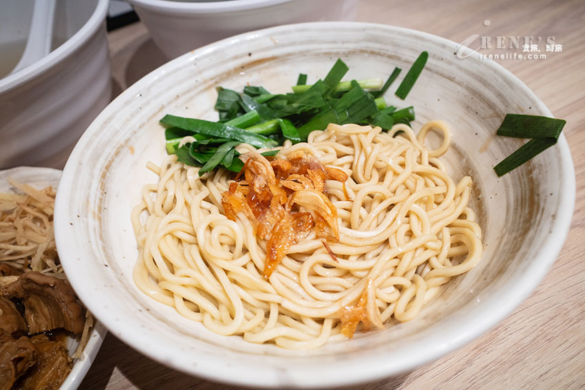 板橋湳雅夜市無名乾蚵進駐大稻埕！鮮蚵小卷鋪滿滿的的澎湃海鮮麵，牛菌菇滷肉飯也好吃