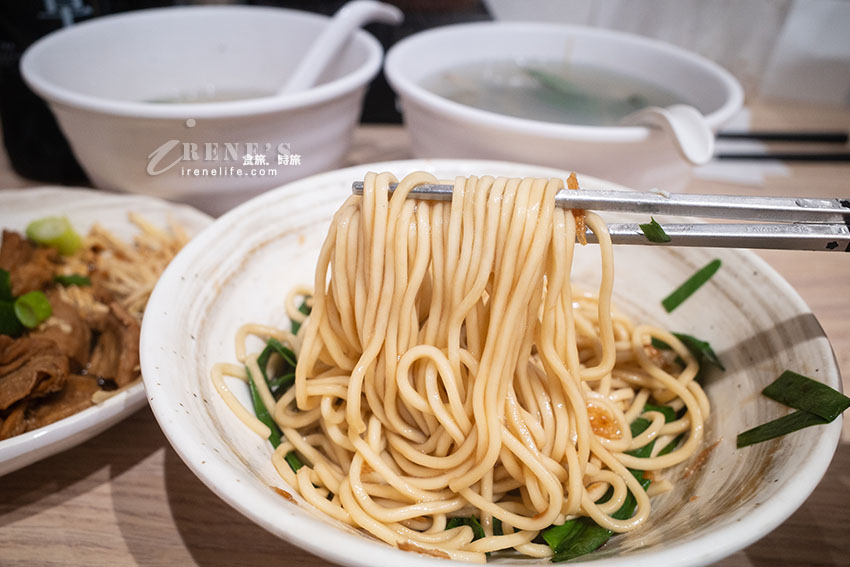 板橋湳雅夜市無名乾蚵進駐大稻埕！鮮蚵小卷鋪滿滿的的澎湃海鮮麵，牛菌菇滷肉飯也好吃