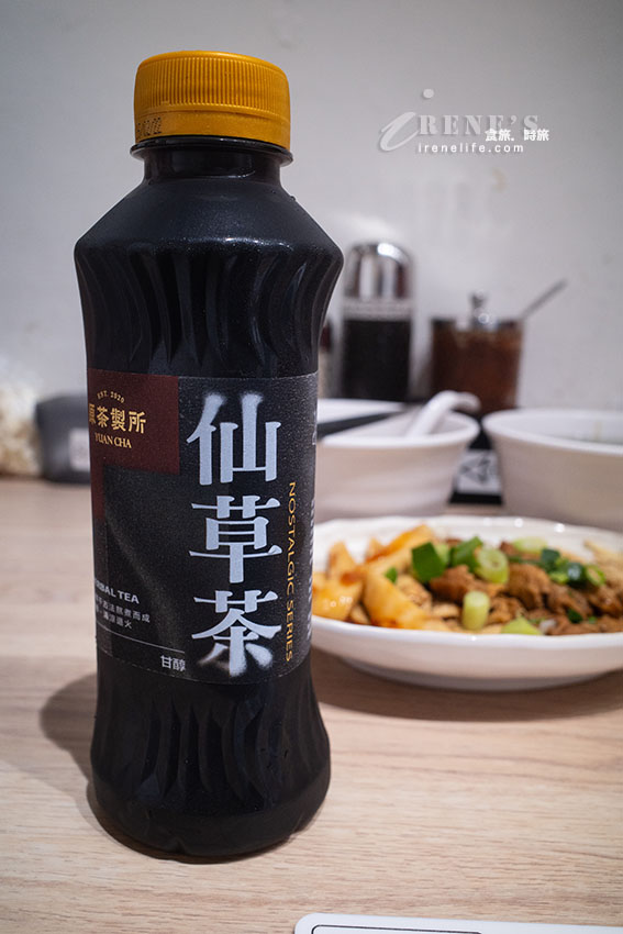 板橋湳雅夜市無名乾蚵進駐大稻埕！鮮蚵小卷鋪滿滿的的澎湃海鮮麵，牛菌菇滷肉飯也好吃