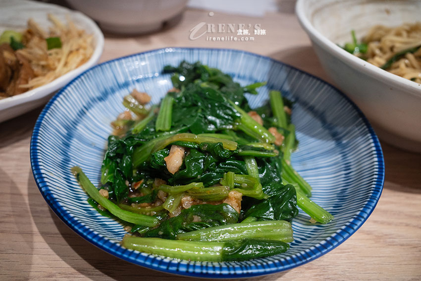 板橋湳雅夜市無名乾蚵進駐大稻埕！鮮蚵小卷鋪滿滿的的澎湃海鮮麵，牛菌菇滷肉飯也好吃