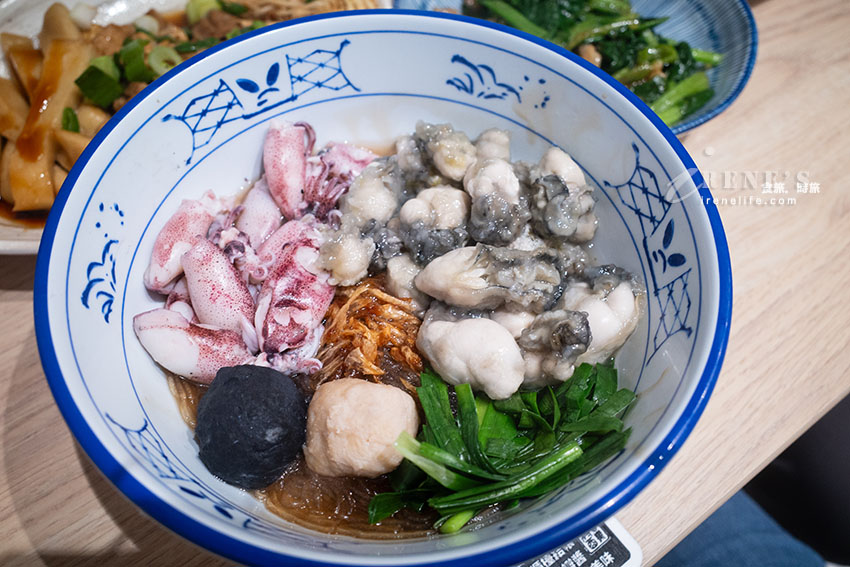 延伸閱讀：板橋湳雅夜市無名乾蚵進駐大稻埕！鮮蚵小卷鋪滿滿的的澎湃海鮮麵，牛菌菇滷肉飯也好吃