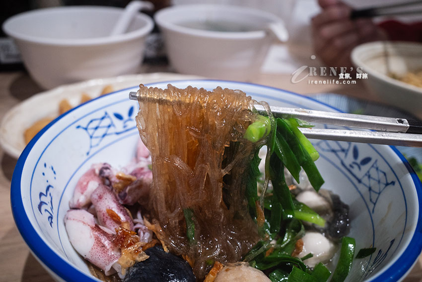 板橋湳雅夜市無名乾蚵進駐大稻埕！鮮蚵小卷鋪滿滿的的澎湃海鮮麵，牛菌菇滷肉飯也好吃