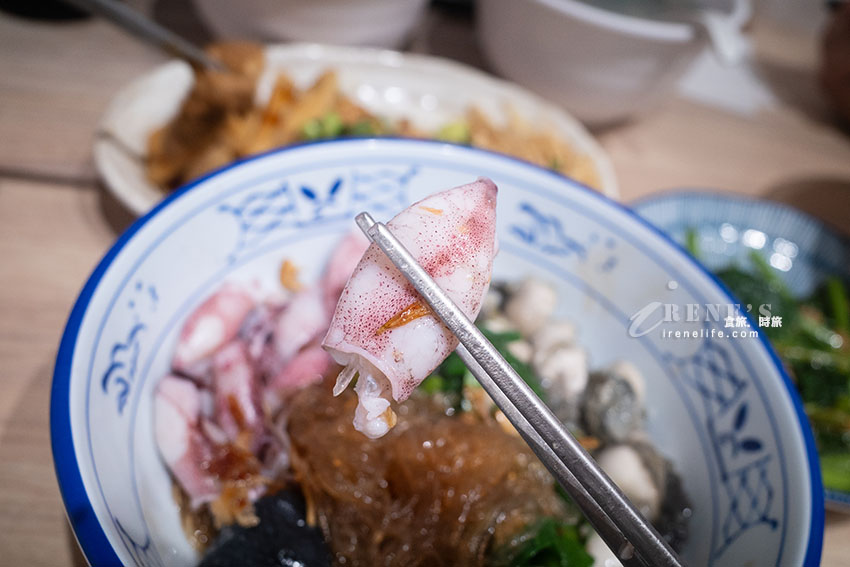 板橋湳雅夜市無名乾蚵進駐大稻埕！鮮蚵小卷鋪滿滿的的澎湃海鮮麵，牛菌菇滷肉飯也好吃