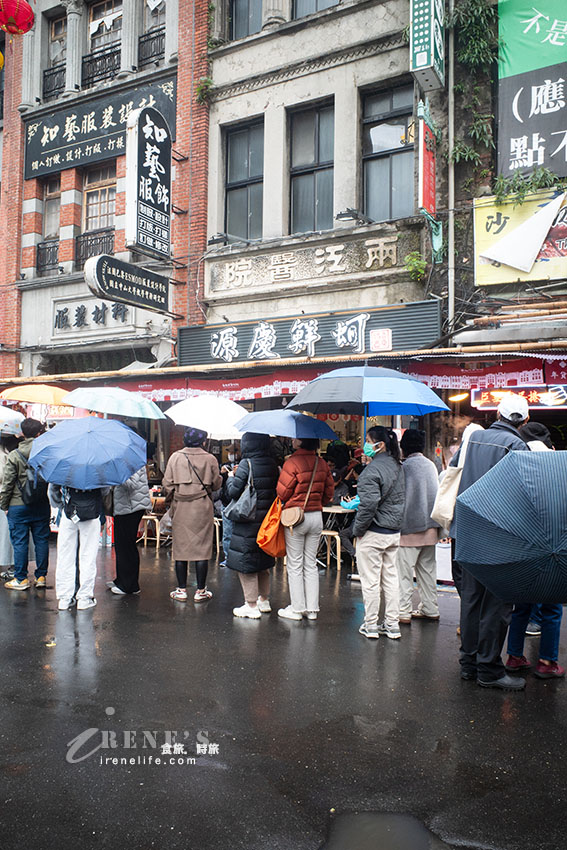 板橋湳雅夜市無名乾蚵進駐大稻埕！鮮蚵小卷鋪滿滿的的澎湃海鮮麵，牛菌菇滷肉飯也好吃