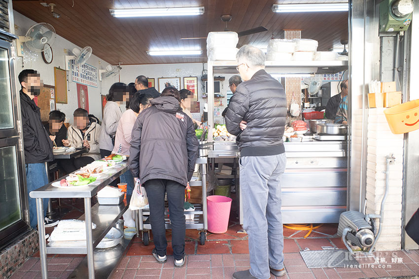 嘉義朝陽街一早就凝聚人氣，南部特有的魯熟肉，宛如一場精采的buffet