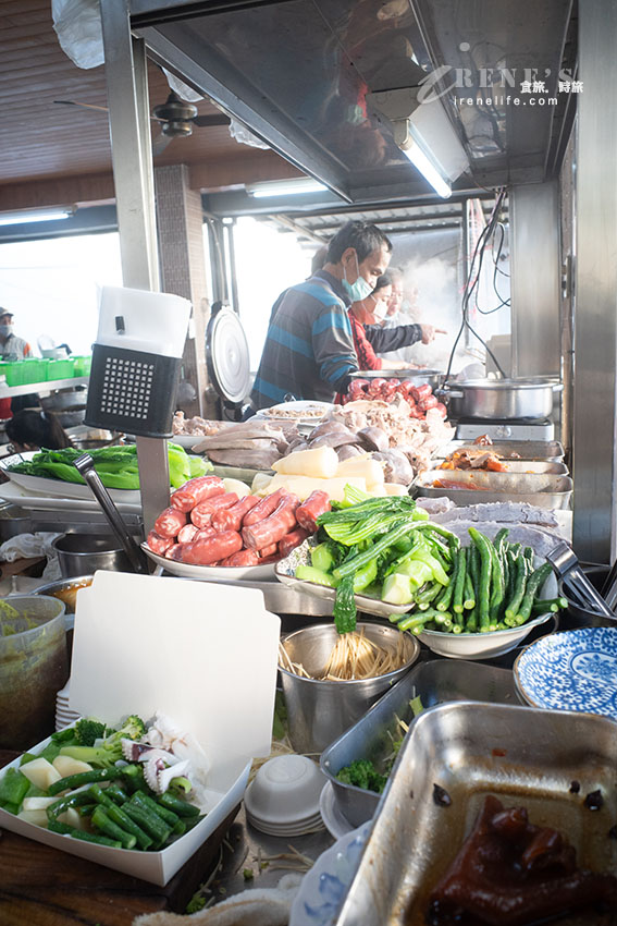 嘉義朝陽街一早就凝聚人氣，南部特有的魯熟肉，宛如一場精采的buffet