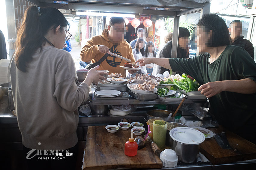 嘉義朝陽街一早就凝聚人氣，南部特有的魯熟肉，宛如一場精采的buffet