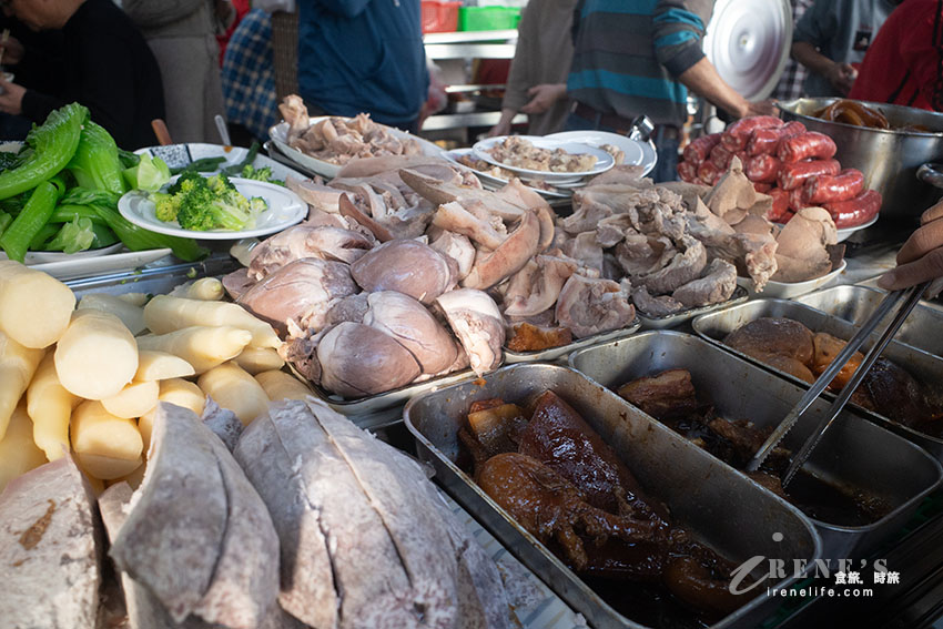 嘉義朝陽街一早就凝聚人氣，南部特有的魯熟肉，宛如一場精采的buffet