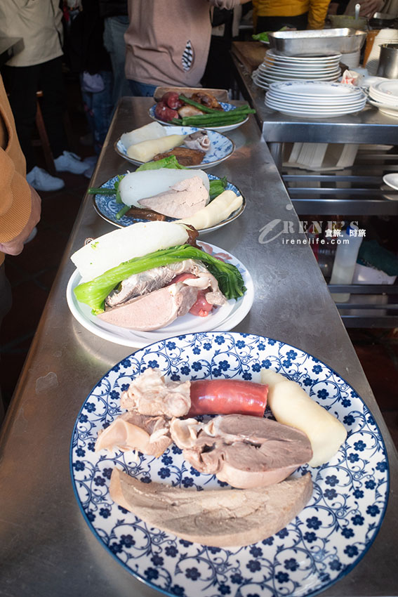 嘉義朝陽街一早就凝聚人氣，南部特有的魯熟肉，宛如一場精采的buffet