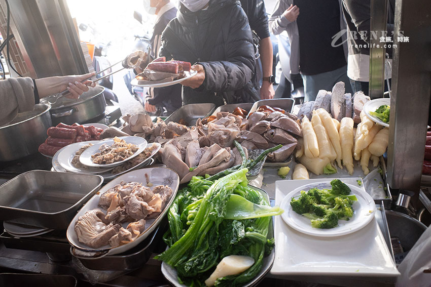 嘉義朝陽街一早就凝聚人氣，南部特有的魯熟肉，宛如一場精采的buffet