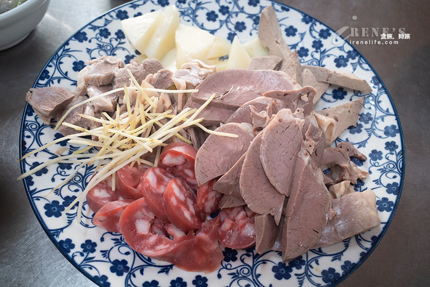 嘉義朝陽街一早就凝聚人氣，南部特有的魯熟肉，宛如一場精采的buffet