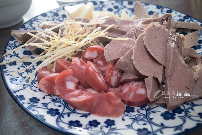 嘉義朝陽街一早就凝聚人氣，南部特有的魯熟肉，宛如一場精采的buffet