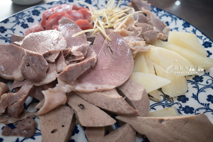 嘉義朝陽街一早就凝聚人氣，南部特有的魯熟肉，宛如一場精采的buffet