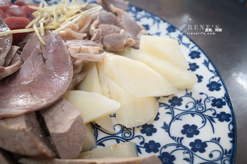 嘉義朝陽街一早就凝聚人氣，南部特有的魯熟肉，宛如一場精采的buffet