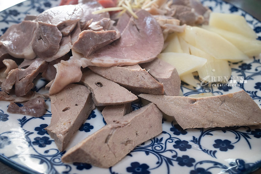 嘉義朝陽街一早就凝聚人氣，南部特有的魯熟肉，宛如一場精采的buffet