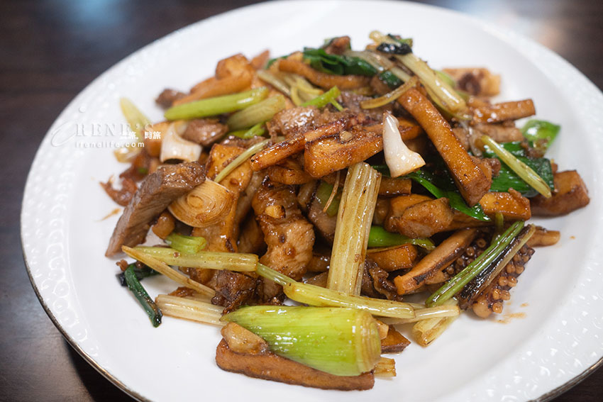 八里觀海大道好吃鵝肉莊，環境寬敞聚餐聚會皆合宜，少人多人合菜通通有