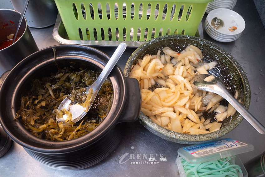 傳統米粉湯也能變身豪華什錦米粉！海陸配料全都有，完全不用另外點小菜