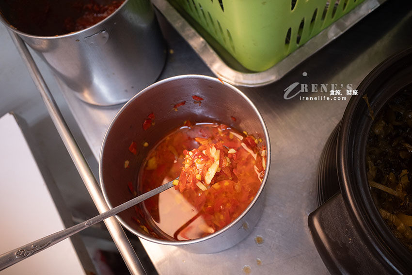 傳統米粉湯也能變身豪華什錦米粉！海陸配料全都有，完全不用另外點小菜