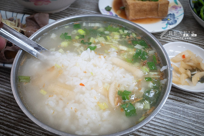 傳統米粉湯也能變身豪華什錦米粉！海陸配料全都有，完全不用另外點小菜
