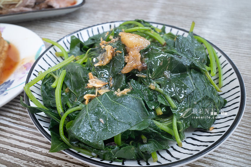 傳統米粉湯也能變身豪華什錦米粉！海陸配料全都有，完全不用另外點小菜