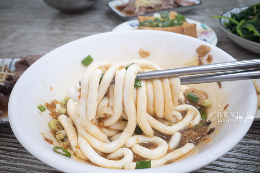 傳統米粉湯也能變身豪華什錦米粉！海陸配料全都有，完全不用另外點小菜