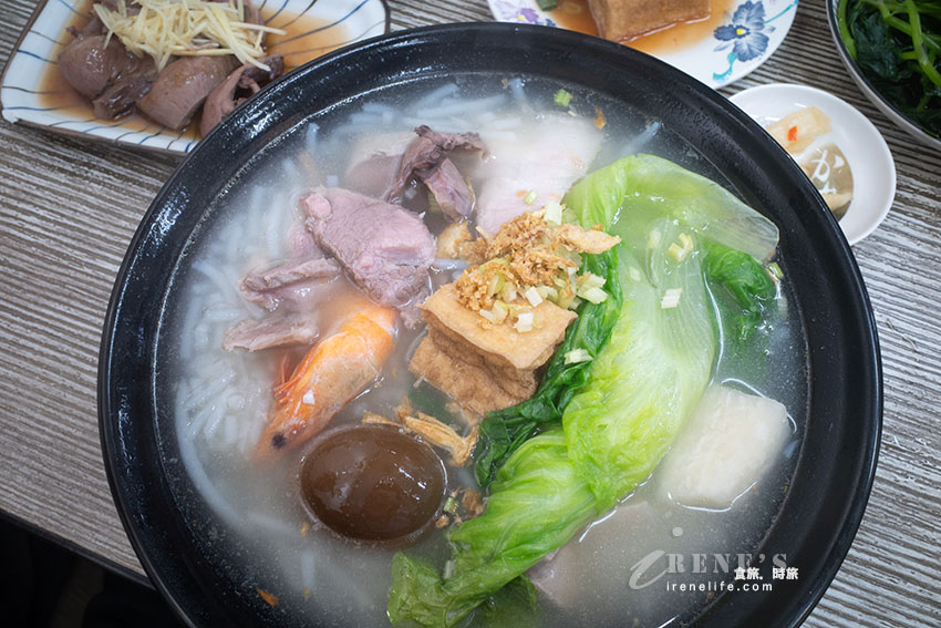 傳統米粉湯也能變身豪華什錦米粉！海陸配料全都有，完全不用另外點小菜 @Irene's 食旅．時旅