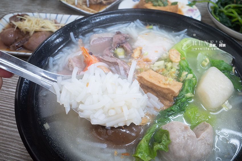 傳統米粉湯也能變身豪華什錦米粉！海陸配料全都有，完全不用另外點小菜