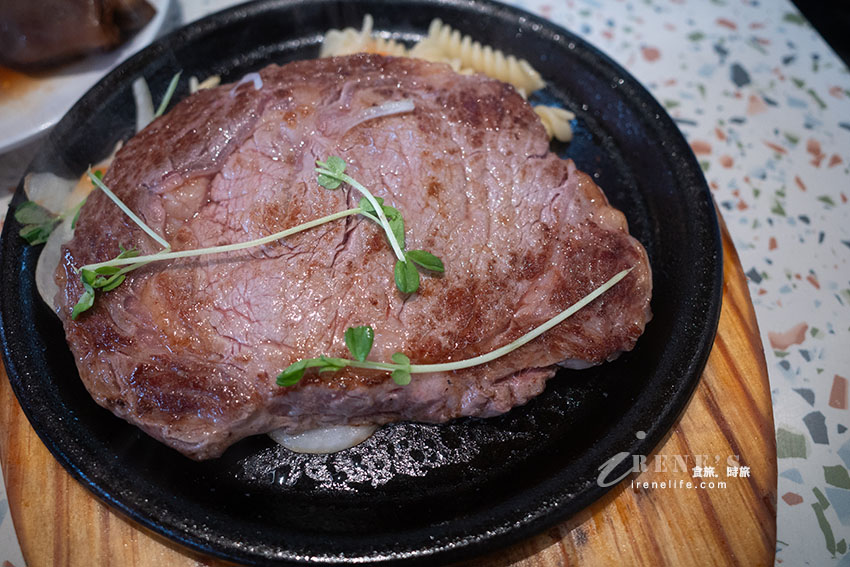 全台第二大我家牛排至今依舊一位難求，各式熟食、手做披薩還有手搖飲機