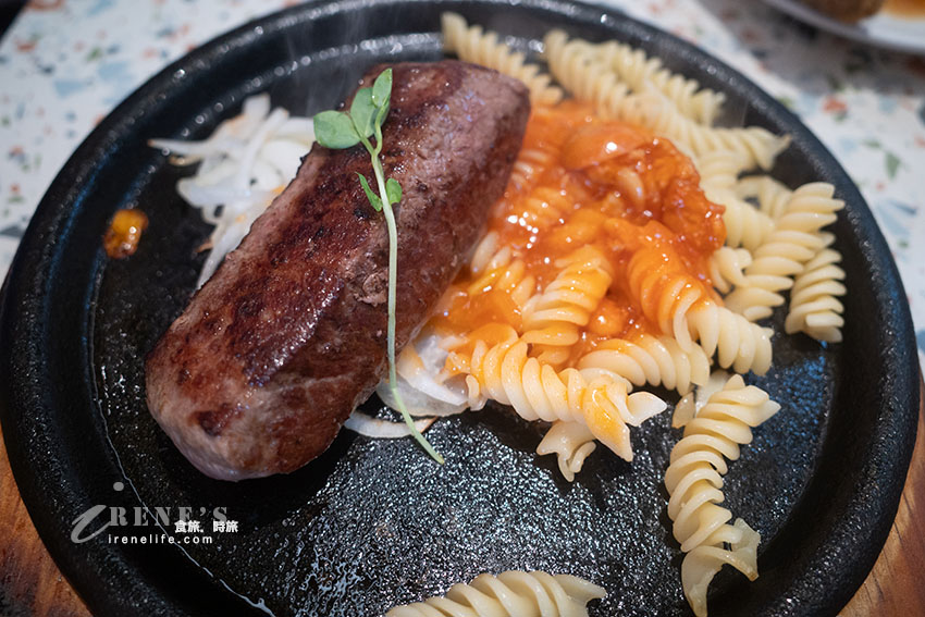 全台第二大我家牛排至今依舊一位難求，各式熟食、手做披薩還有手搖飲機