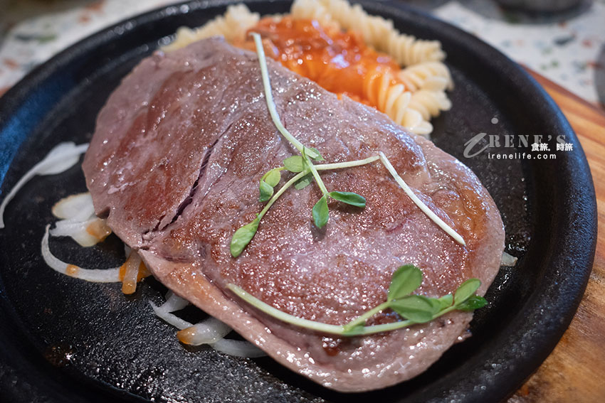 全台第二大我家牛排至今依舊一位難求，各式熟食、手做披薩還有手搖飲機