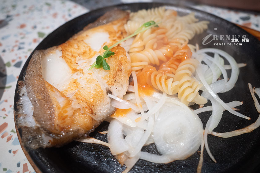 全台第二大我家牛排至今依舊一位難求，各式熟食、手做披薩還有手搖飲機