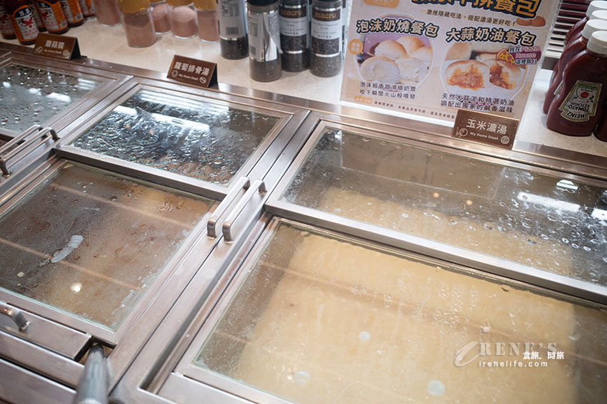 全台第二大我家牛排至今依舊一位難求，各式熟食、手做披薩還有手搖飲機