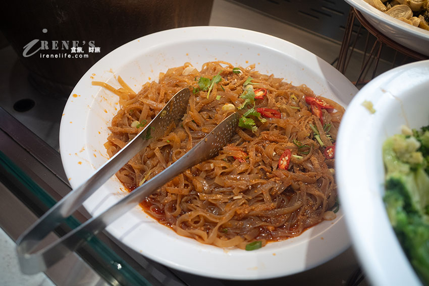 全台第二大我家牛排至今依舊一位難求，各式熟食、手做披薩還有手搖飲機