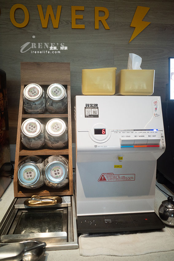 全台第二大我家牛排至今依舊一位難求，各式熟食、手做披薩還有手搖飲機