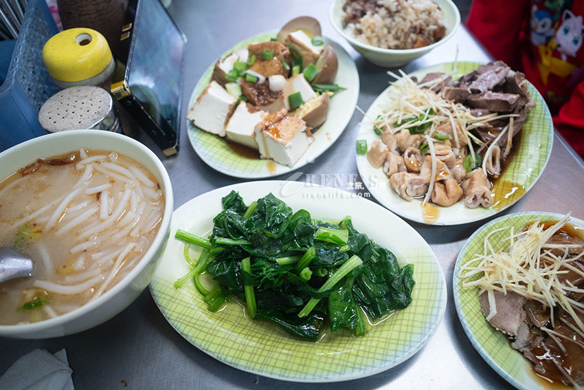 三重隱藏版美食，物美價廉的米粉湯，黑白切份量十足，一試成主顧