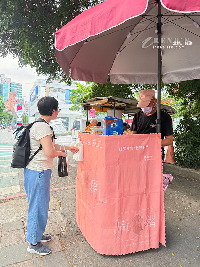 可遇不可求的好吃麻糬攤車，出攤地點和日期都不一，白草莓超大又多汁，香菜尬花生超好吃
