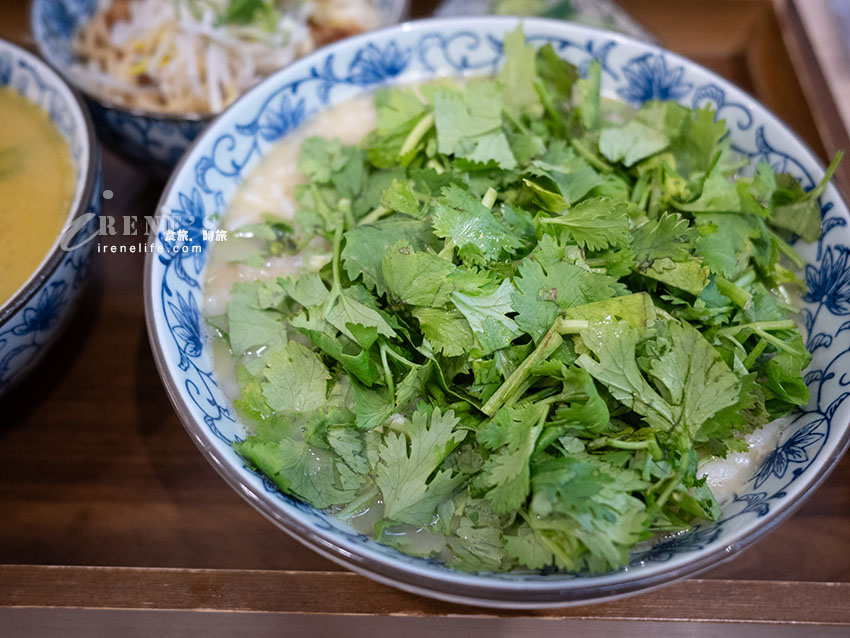 190元起飲料、霜淇淋、豆花吃到飽！香菜控必收，滿滿香菜看不到底下的麵/粥 @Irene's 食旅．時旅