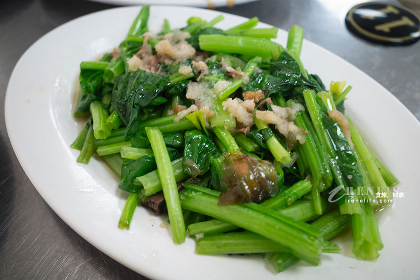 嘉義文化路夜市裡總是人滿為患的郭家雞肉飯，中正路也有分店更舒適人又少