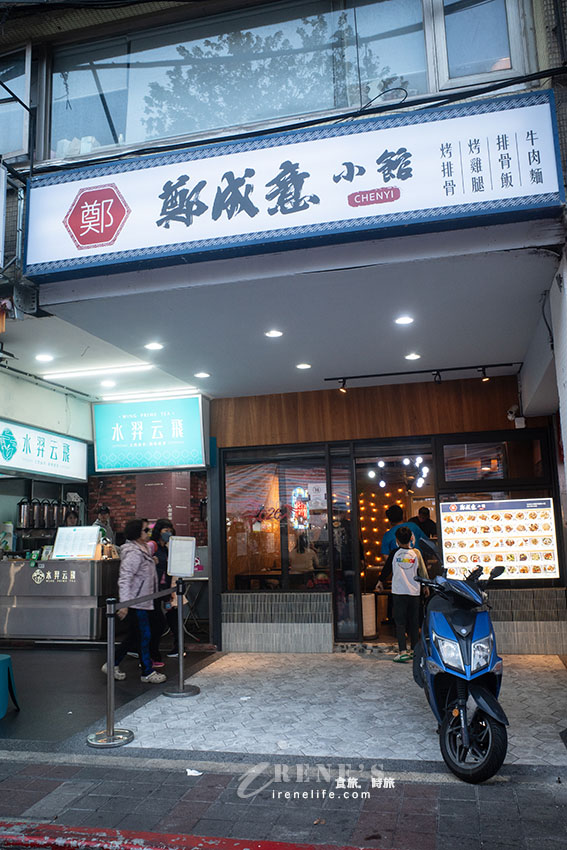 寧夏夜市小餐館，炒飯口味很特別，醬烤排骨香甜口味重